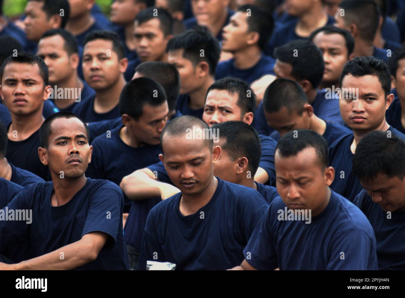 Mitglieder der Feuerwehrmannschaft von Jakarta nehmen an einer Vorbereitung für die Zeremonien und Ausstellungen Teil, um den indonesischen Feuerwehrmann- und Rettungstag zu feiern, der jährlich am 1. März im Nationaldenkmal im Zentrum von Jakarta, Jakarta, Indonesien, begangen wird. Stockfoto