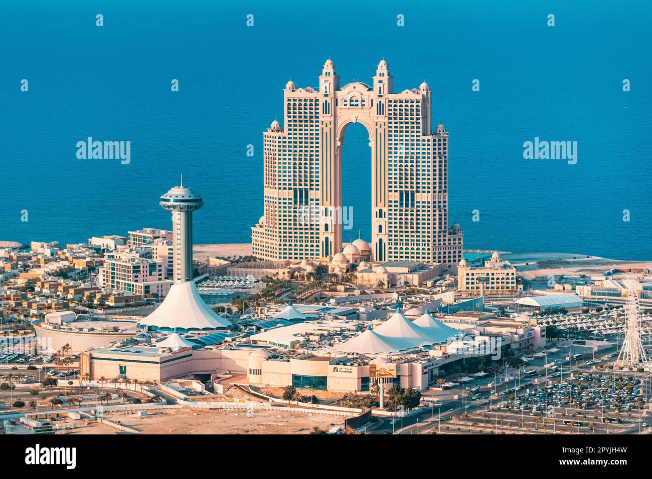 15. Januar 2023, Abu Dhabi, Vereinigte Arabische Emirate: Luftaufnahme der Halbinsel mit Entwicklungsgebiet und atemberaubendem Rixos Marina Hotelgebäude Stockfoto