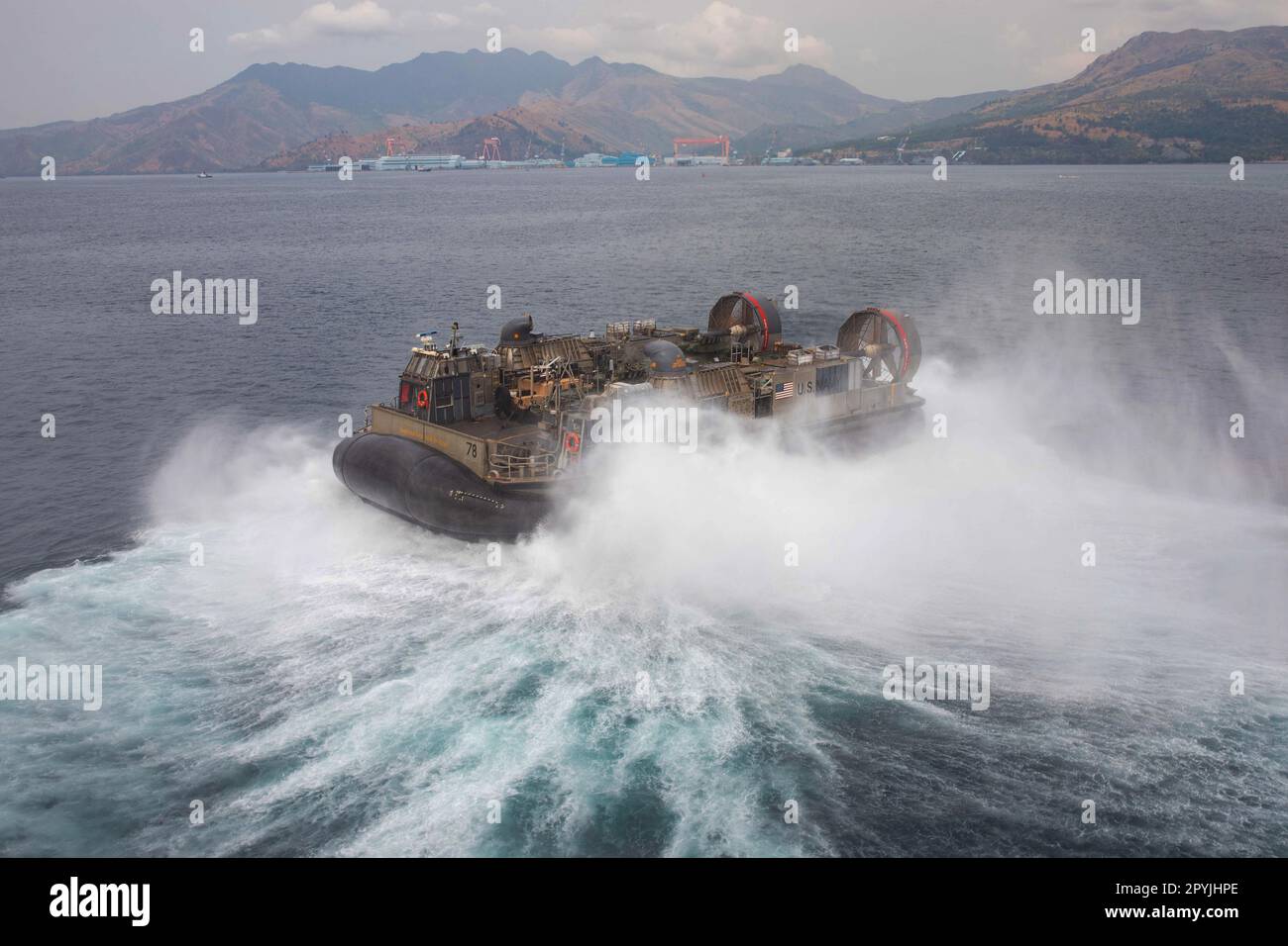 Südchinesisches Meer. 17. April 2023. EIN US-AMERIKANISCHER Navy-Landefahrzeug, Luftkissen, zugewiesen zu Assault Craft Unit 5, verlässt das Bohrdeck des Amphibienschiffs USS Makin Island (LHD 8) während Balikatan 23, April 11, im Subic Bay Harbor. Balikatan ist eine jährliche Übung zwischen den Streitkräften der Philippinen und dem US-Militär, die darauf abzielt, die bilaterale Interoperabilität, Fähigkeiten, Vertrauen und Zusammenarbeit zu stärken, die über Jahrzehnte hinweg aus gemeinsamen Erfahrungen aufgebaut wurden. Die Makin Island Amphibious Ready Group, bestehend aus Makin Island und den Amphibiendocks USS Anchorage (LPD 23) und USS John Stockfoto