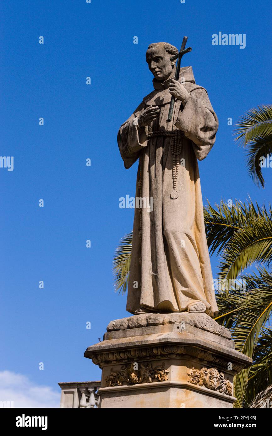 Escultura de Fray Junipero Serra, G. Galmes, Plaza de Fray Junipero Serra, Petra. Mallorca Islas Baleares. España. Stockfoto