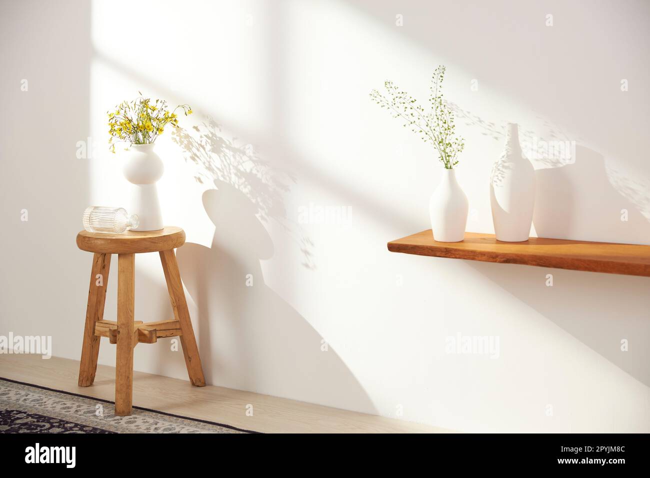 Vasen und Gegenstände auf dem Tisch in einem warmen Raum mit eindringendem Sonnenlicht Stockfoto