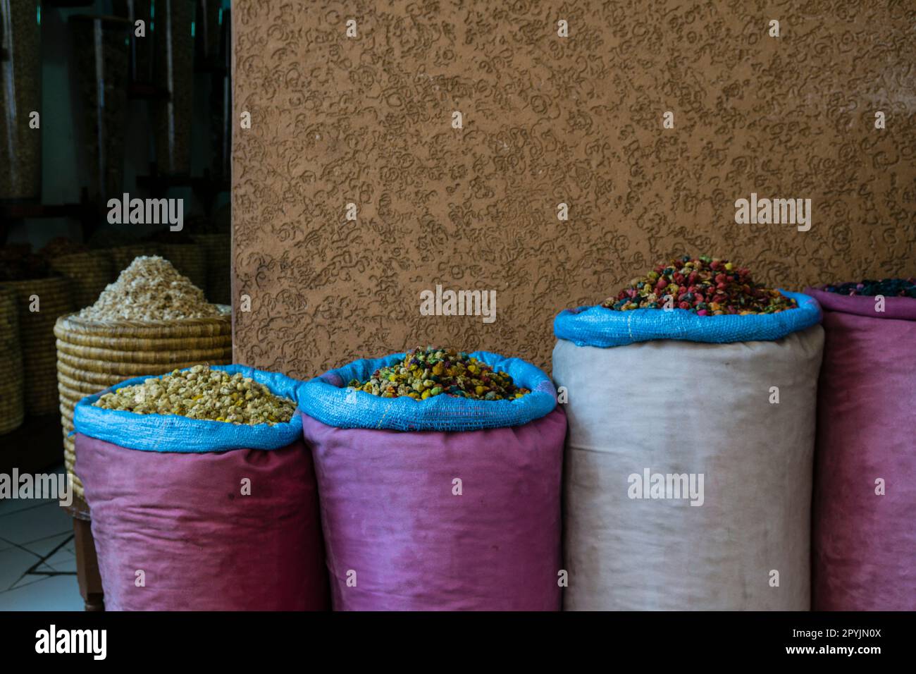 flores secas en una perfumeria, zoco de Marrakesch, Marruecos, norte de Africa, Continente africano Stockfoto