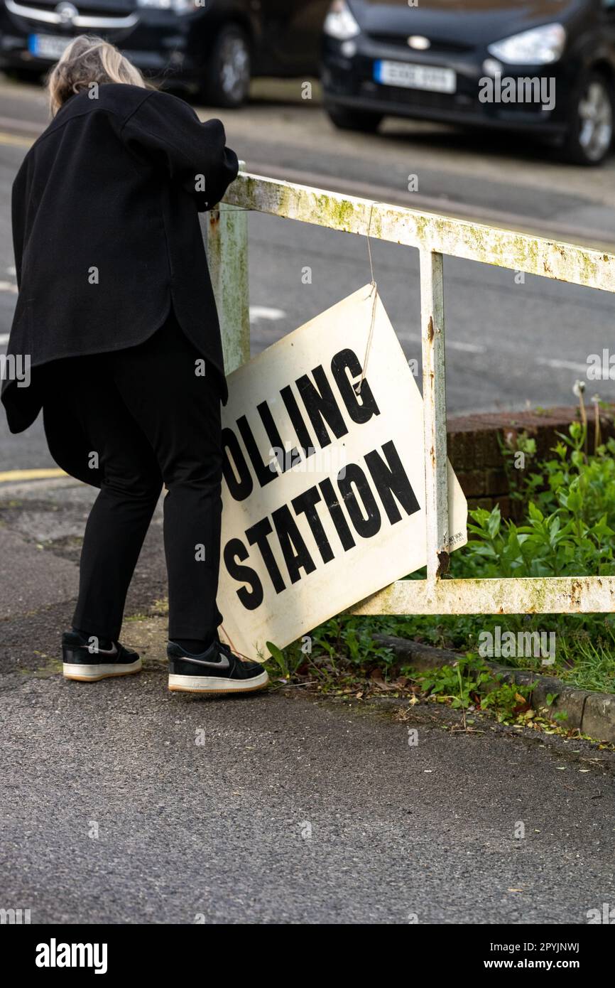 Brentwood, Großbritannien. 04. Mai 2023. In Brentwood Essex Credit, Ian Davidson/Alamy Live News, wird vor den lokalen Wahllokalen eine Wahlstation eingerichtet Stockfoto