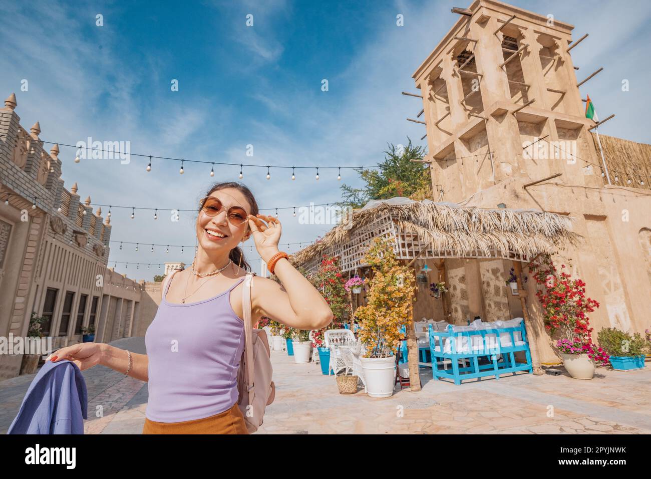 Touristenmädchen im historischen Viertel Al Fahidi und im Viertel Bur Dubai. Reisen und historische Sehenswürdigkeiten der Vereinigten Arabischen Emirate Stockfoto