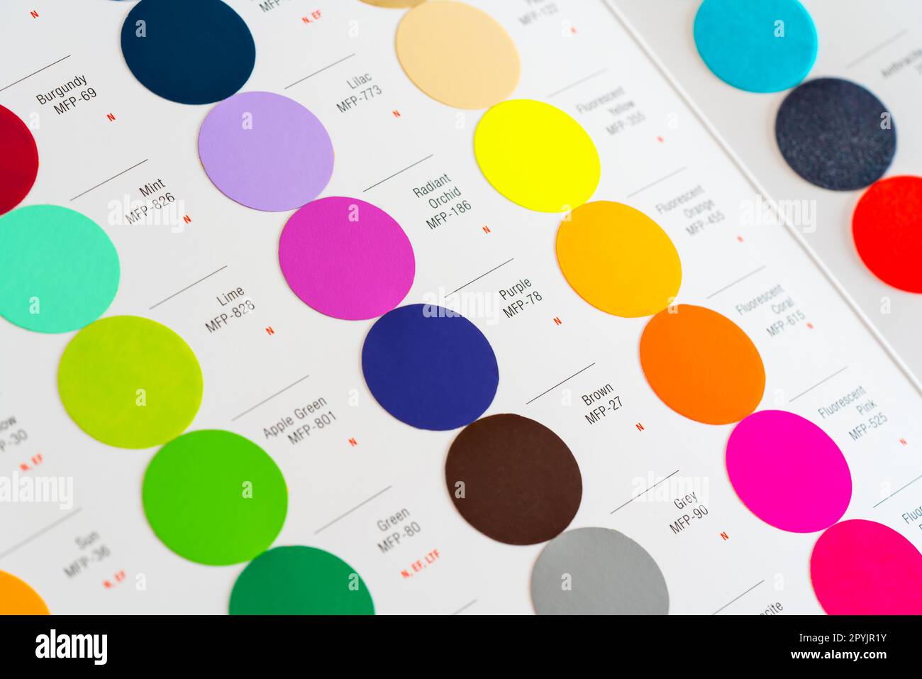 Leuchtende Farben kreisförmige Farbmuster – T-Shirt-Wärmeleitfolie – mit Farbnamen und Codes, Nahaufnahmen Stockfoto