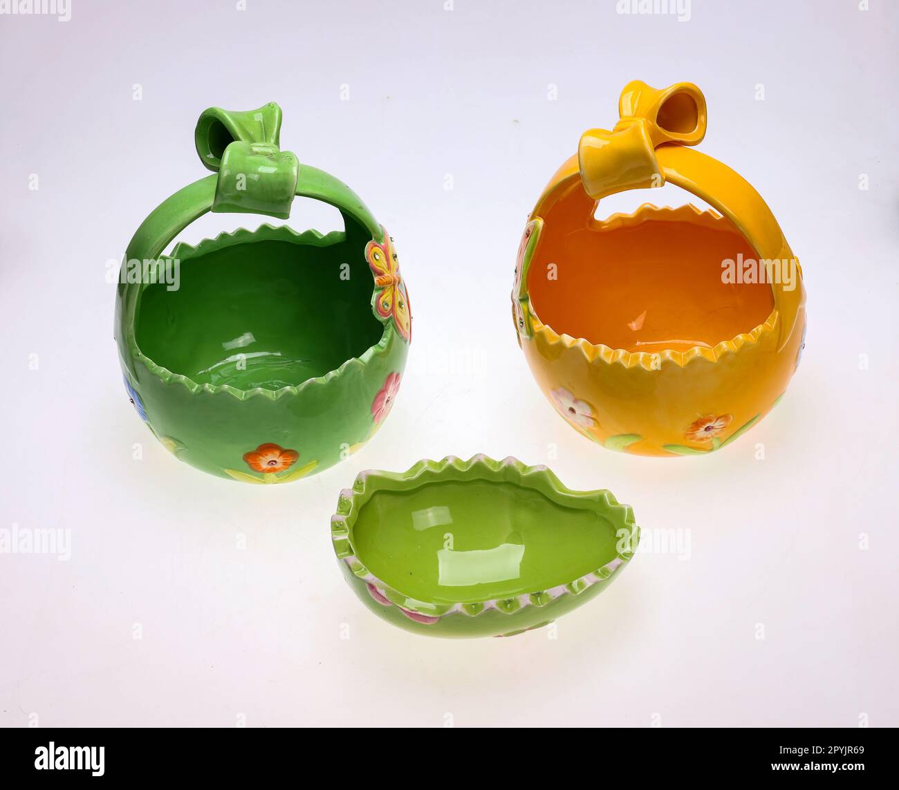 Farbenfrohe Keramik-Osterdekorationen mit Schmetterlingsmotiven Stockfoto