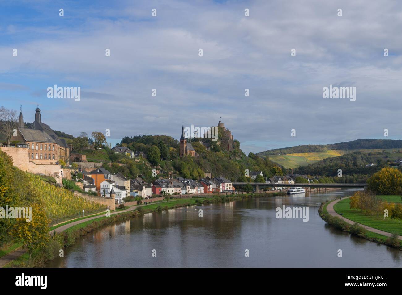 Stadtblick auf die deutsche Stadt Saarburg mit dem Fluss Saar Stockfoto