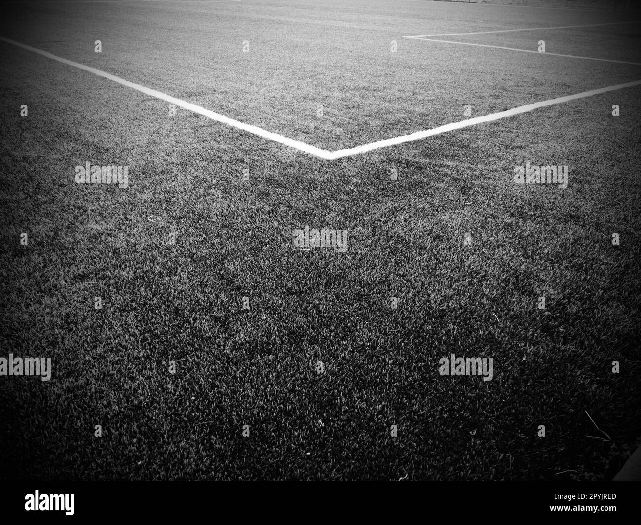 Die Markierung des Fußballfeldes. Weiße Linien mit einer Breite von maximal 12 cm oder 5 Zoll. Fußballfeld. Schwarzweiß-Schwarzweiß-Fotografie Stockfoto
