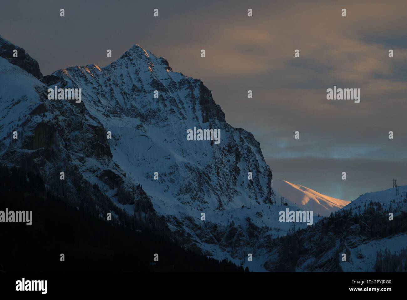 Mount Arpelistock und sonnenbeleuchteter Sandgrat Stockfoto