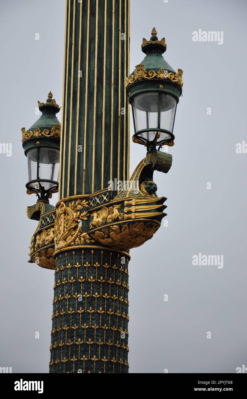 Vertikale Aufnahme einer historischen Straßenbeleuchtung mit Gold- und Gaslampen in Paris, Frankreich Stockfoto