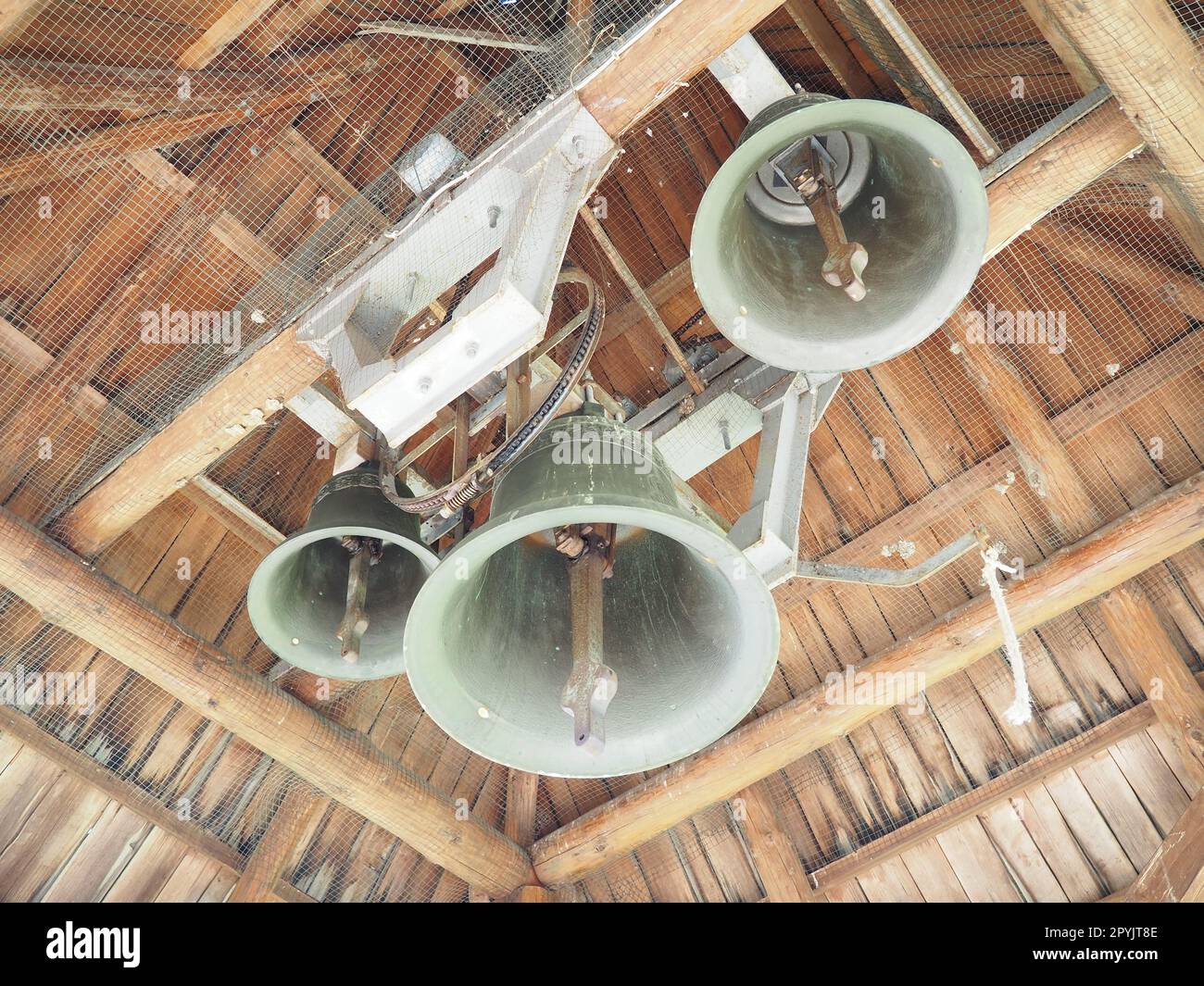Alte Grunge-Glocke. Die Glocke im Glockenturm. Große Metallglocken unter einem Holzdach. Stanisici, Bijelina, Republika Srpska, Bosnien und Herzegowina. Religiöse Gebäude für Zeremonien Stockfoto
