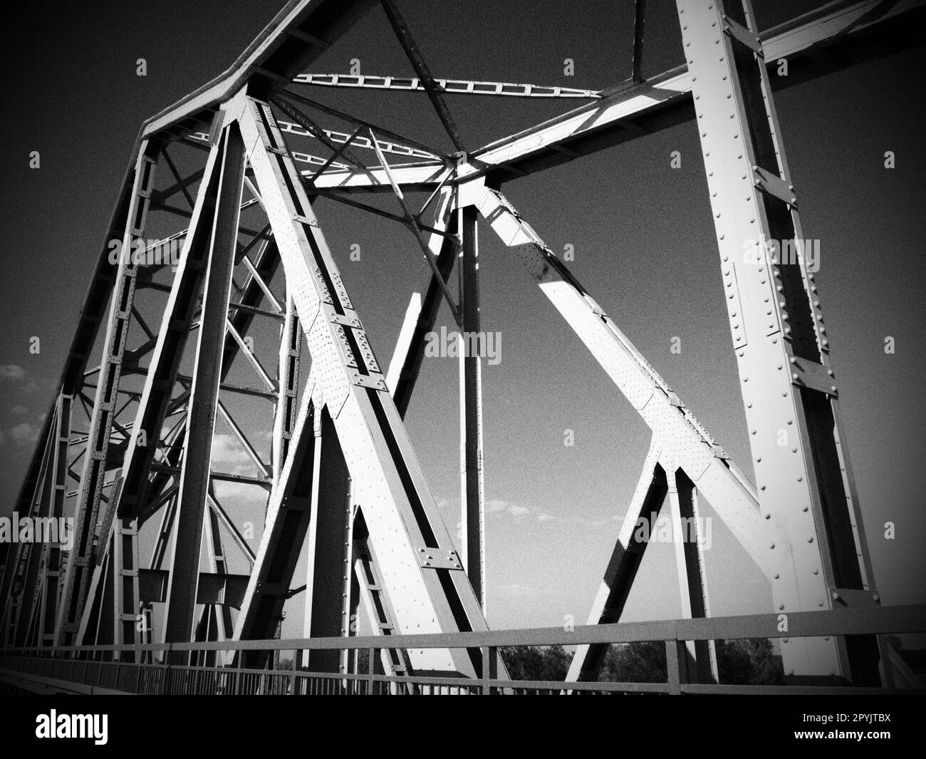 Die Brücke am Fluss Sava. Teil der Konstruktion der Metallbrücke. Moderne technologische Strahlen Stockfoto