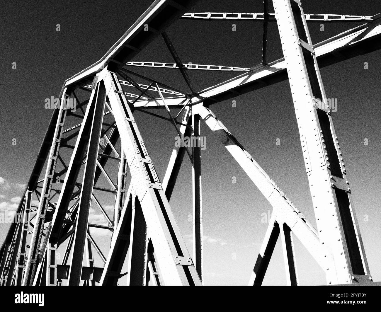 Die Brücke am Fluss Sava. Teil der Konstruktion der Metallbrücke. Moderne technologische Strahlen Stockfoto