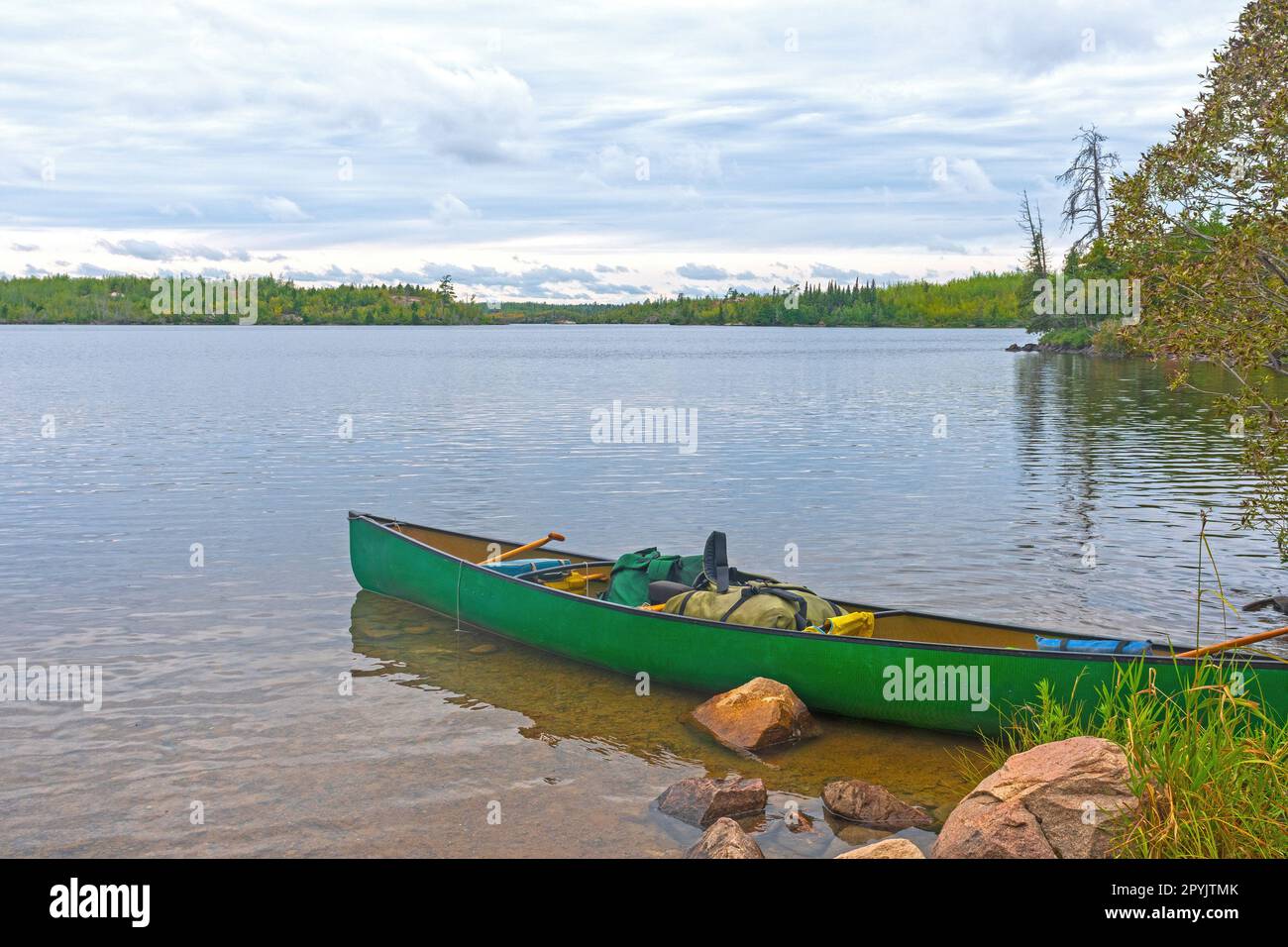 Kanu bereit auf einem ruhigen See Stockfoto
