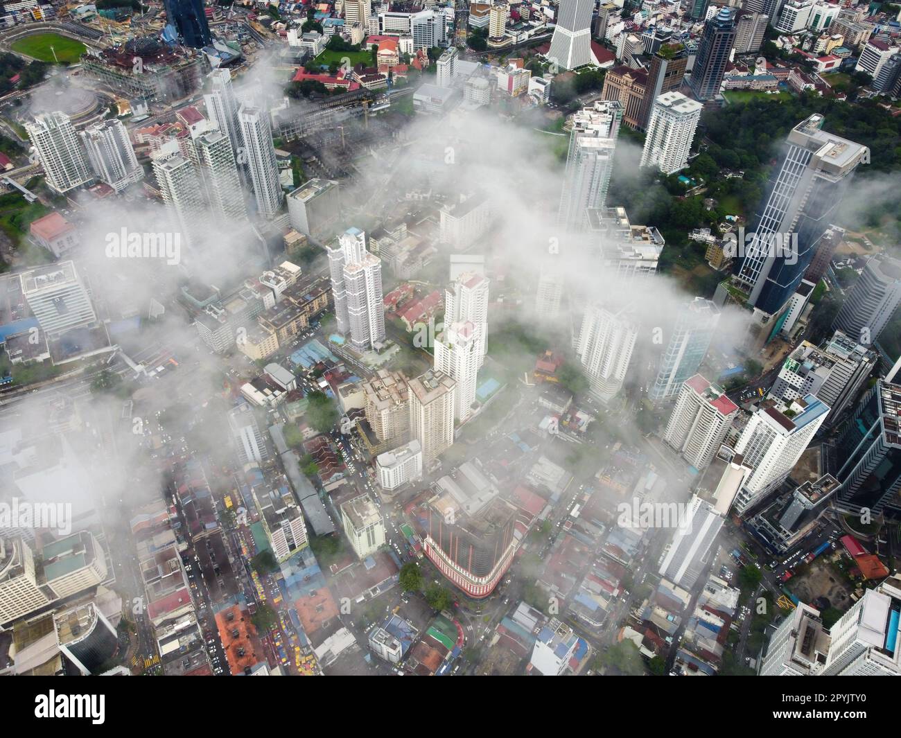 Luftdrohne, bewölkter Tag in Bukit Bintang Stockfoto
