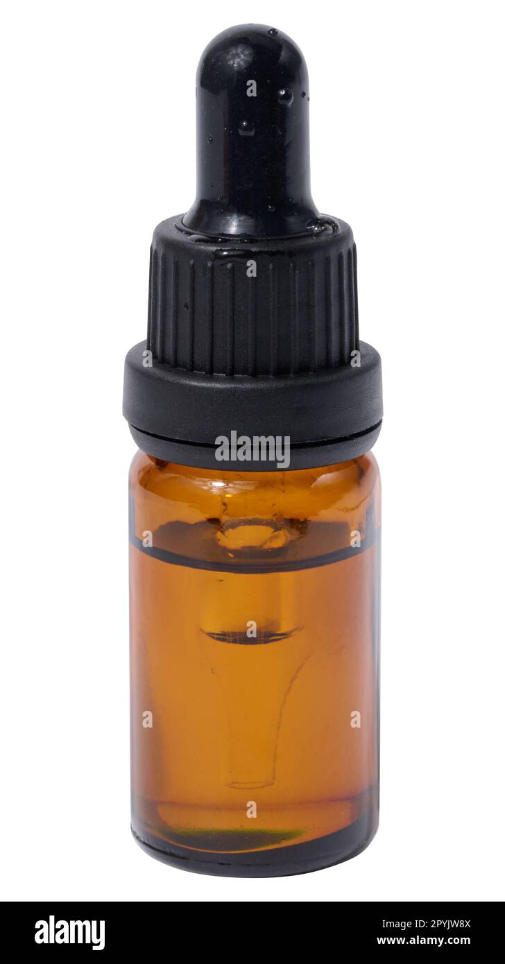 Eine glasbraune Flasche mit einem Tropfer auf einem weißen isolierten Hintergrund, ein Behälter für kosmetische Mittel Stockfoto