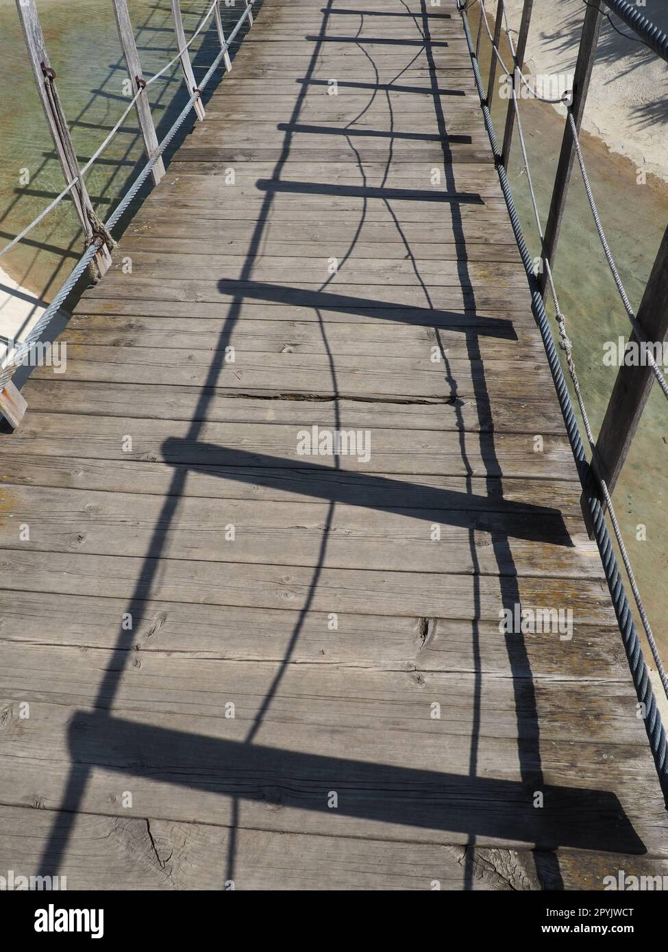 Hängende Holzbrücke. Stanisici, Bijelina, Bosnien und Herzegowina. Eine Brücke aus Brettern und Geländern, die von 4 Personen getragen werden kann. Stockfoto