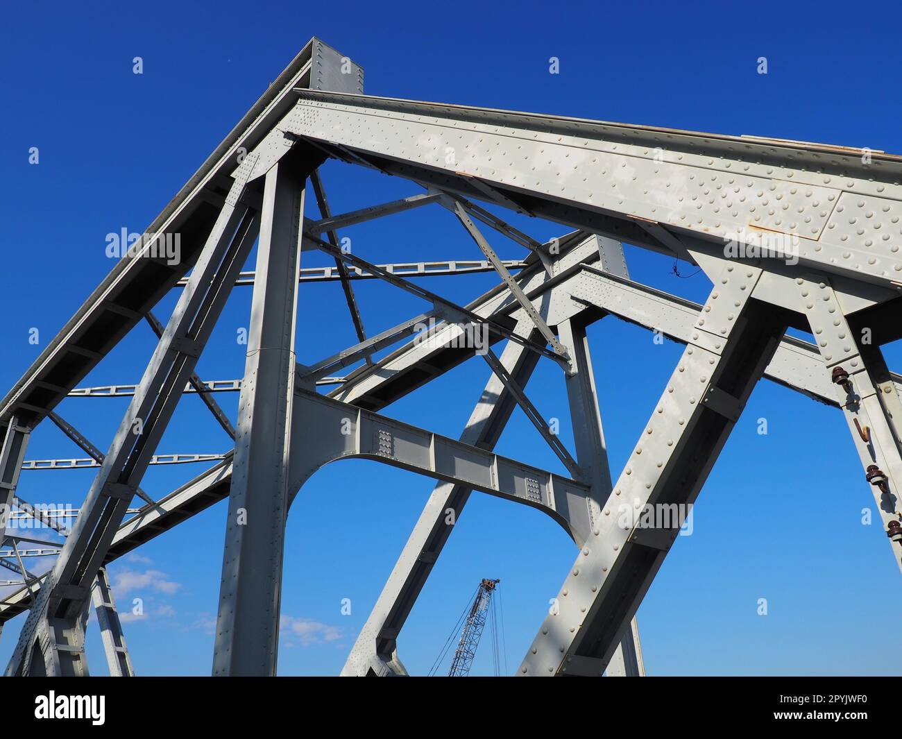 Die Brücke am Fluss Sava. Teil der Konstruktion der Metallbrücke. Moderne technologische Strahlen Stockfoto