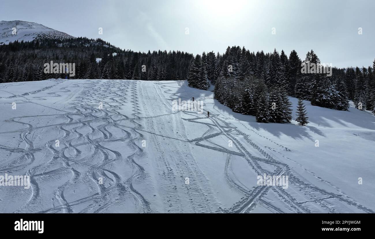 Luftfoto mit Drohne von Skigebiet im Winter mit zwei Skitouristen Stockfoto
