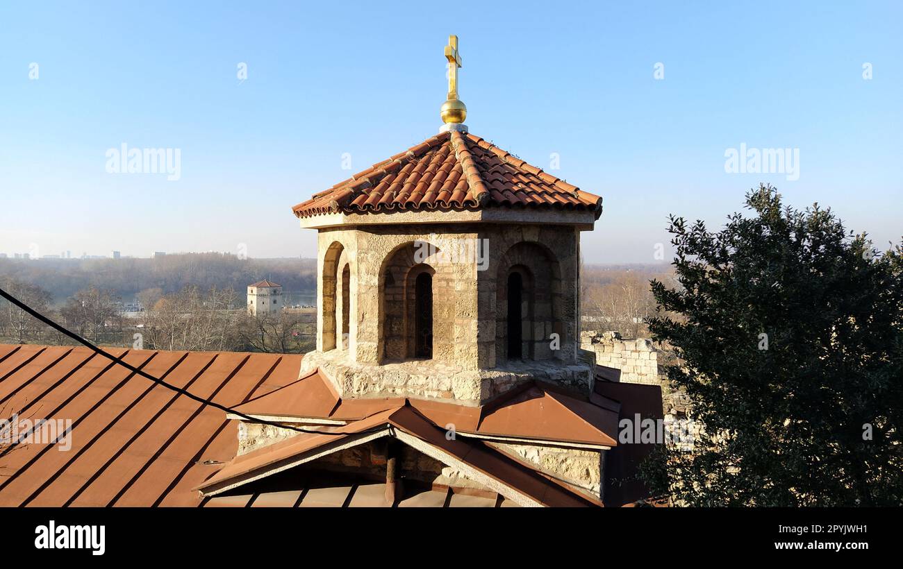 Belgrad, Serbien, 24. Januar 2020. Kuppel der Kirche mit einem Kreuz. Kirche St. Petka in der Kalemegdan-Festung - Belgrad Serbien Stockfoto