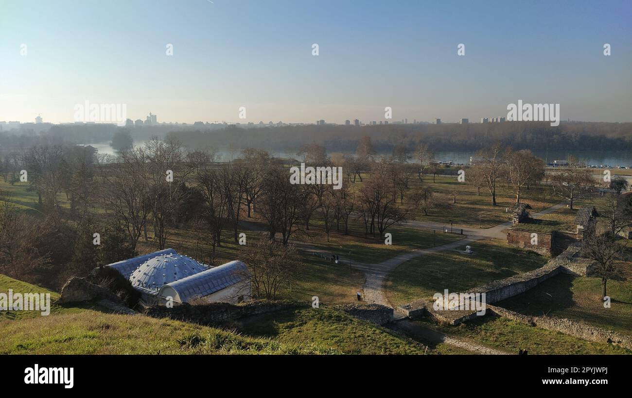 Der Zusammenfluss von Sava und Donau Panorama auf der Westseite der Stadt Belgrad mit türkischem Amam. Türkisches Bad und Nebojsa Tower im Vordergrund mit Zemun. Januar 2020. Stockfoto