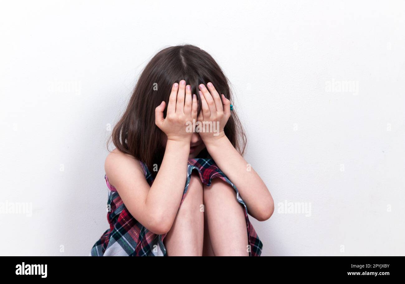 Kleines Mädchen, das in Depressionen sitzt Stockfoto
