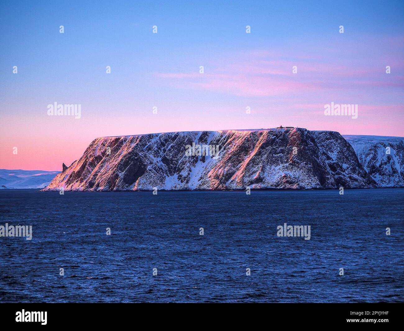 Norwegen, Troms Og Finnmark - Nordkap, Klippen am Nordkap bei Sonnenaufgang Stockfoto