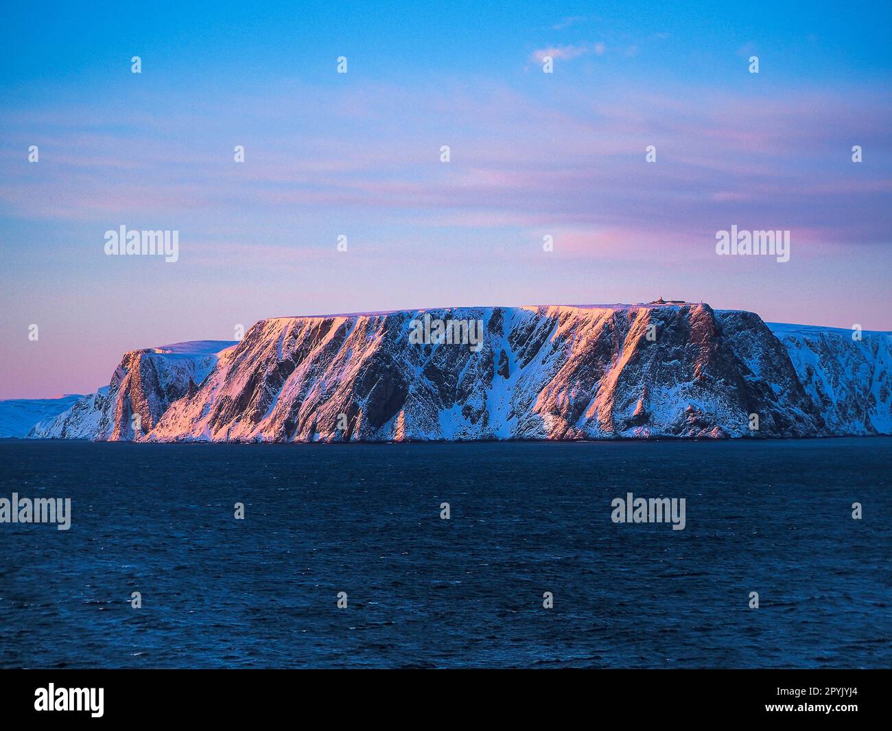 Norwegen, Troms Og Finnmark - Nordkap, Klippen am Nordkap bei Sonnenaufgang Stockfoto