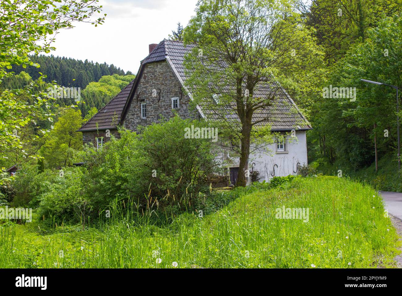 Bergisches Land in Deutschland - Landschaft mit Haus Stockfoto