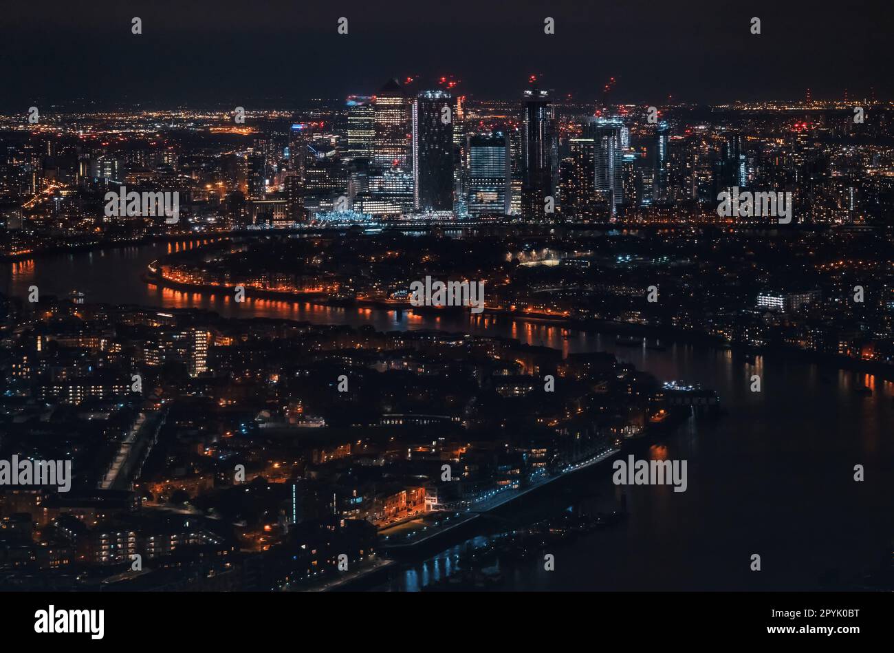 Luftaufnahme von London bei Nacht, nordöstlicher Teil, Isle of Dogs an der Themse, mit Canary Wharf Finanzviertel Stockfoto