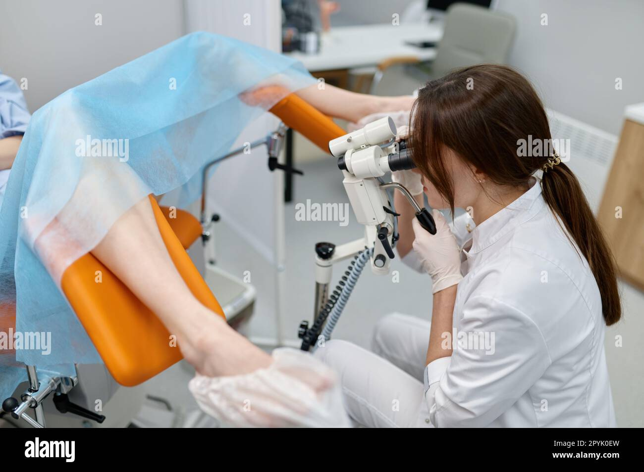 Gynäkologische Untersuchung des Patienten auf dem Stuhl mit gynäkologischen Geräten Stockfoto