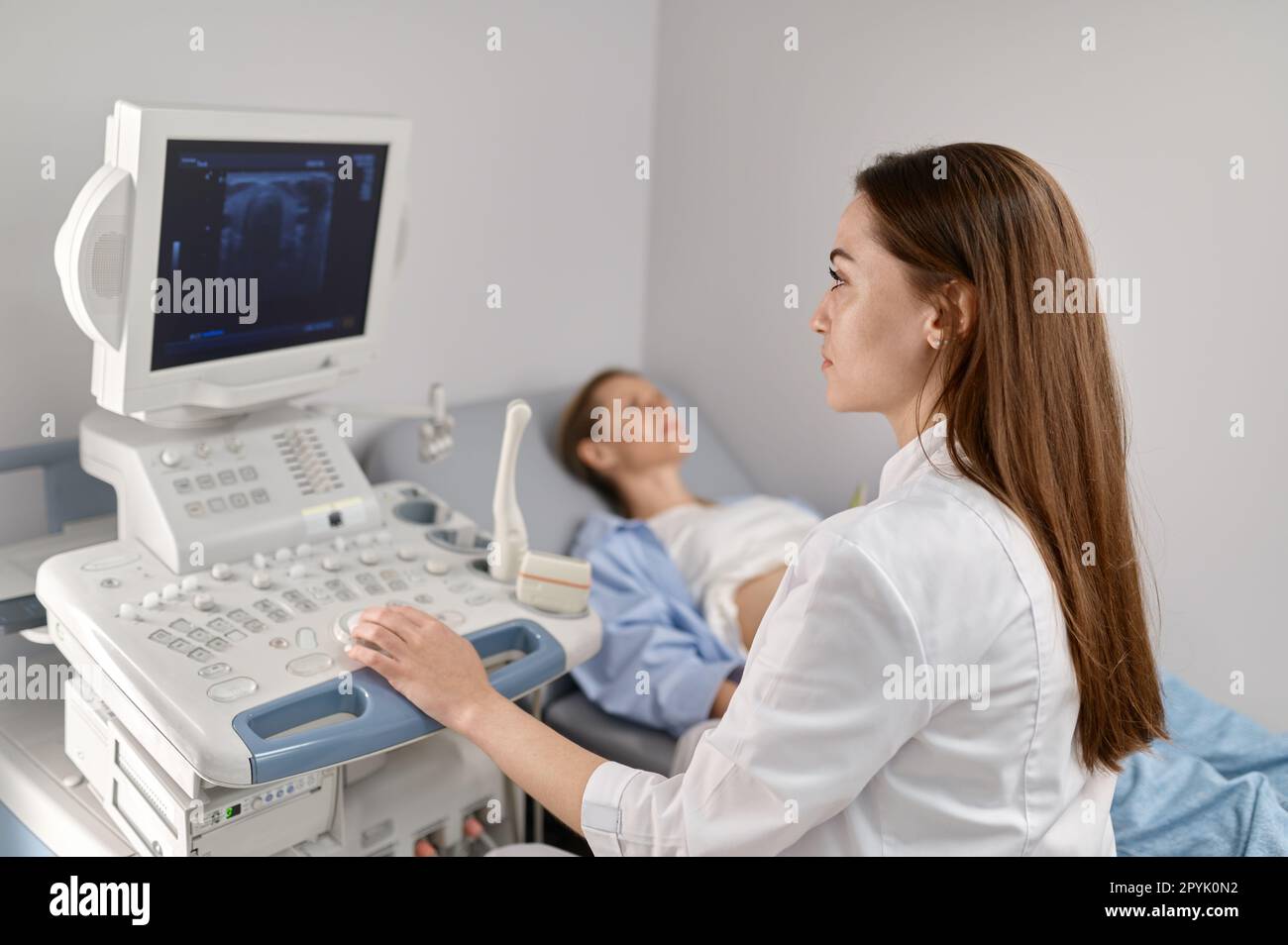 Selektivfokusarzt mit Ultraschall des Feten bei Schwangeren Stockfoto