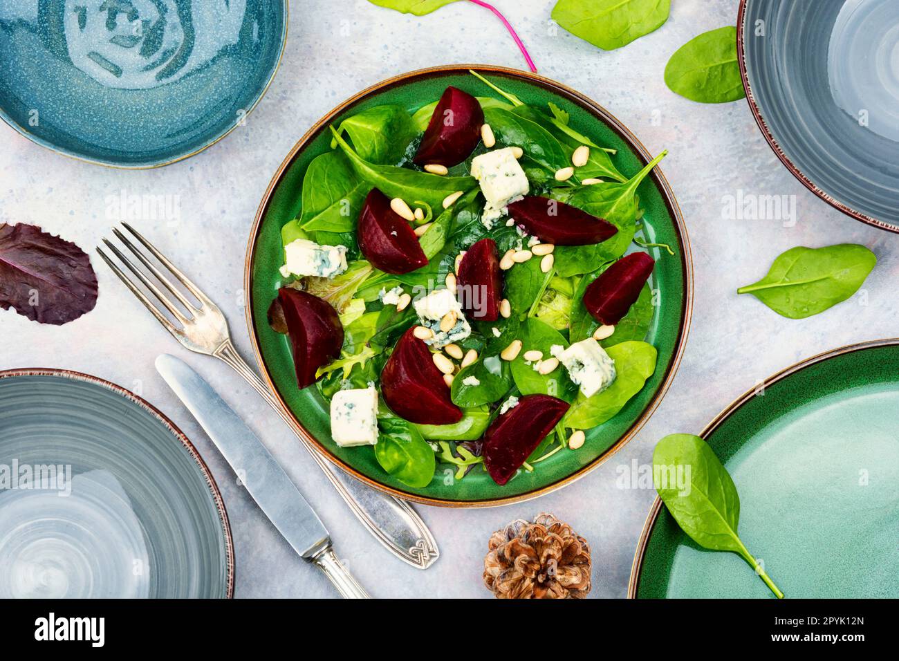 Salat mit Rüben, Blauschimmelkäse und Pinienkernen Stockfoto
