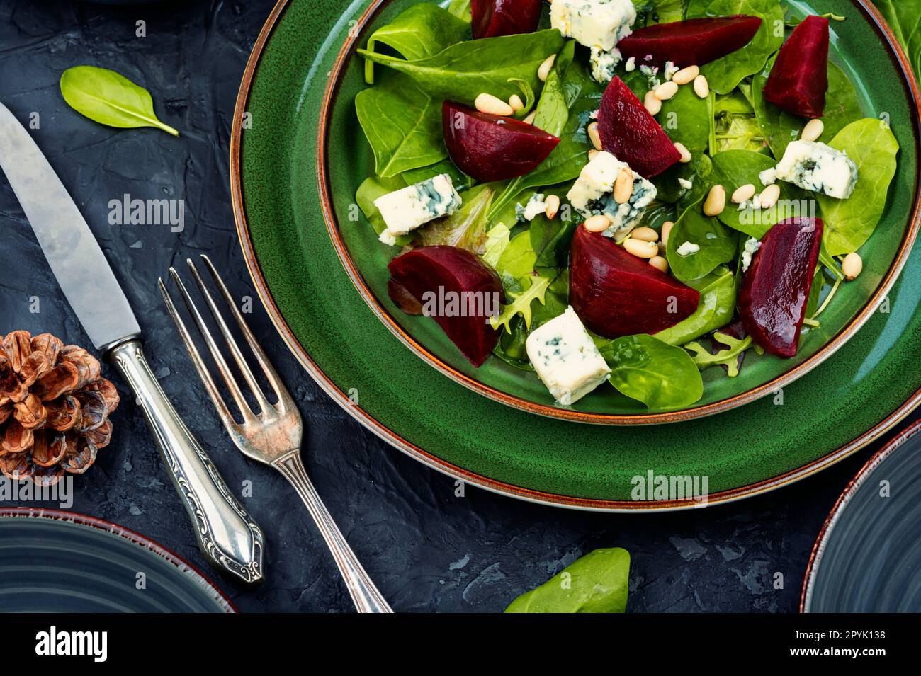Salat mit Rüben, Blauschimmelkäse und Pinienkernen Stockfoto