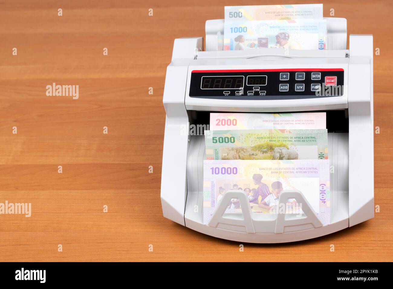 Geld in der Zählmaschine der zentralafrikanischen Staaten Stockfoto