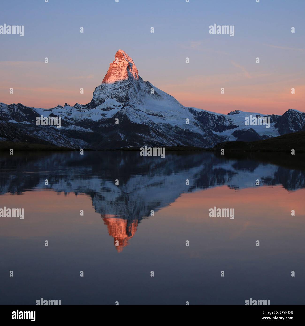 Der sonnenbeleuchtete Gipfel des Matterhorns, Schweiz. Stockfoto