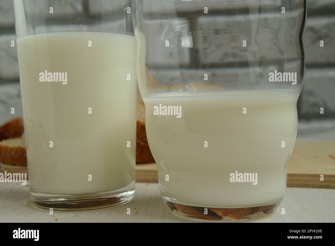 Zwei Gläser Milch auf dem Tisch sind, Frühstück für die Familie, gesunde Ernährung Konzept Stockfoto