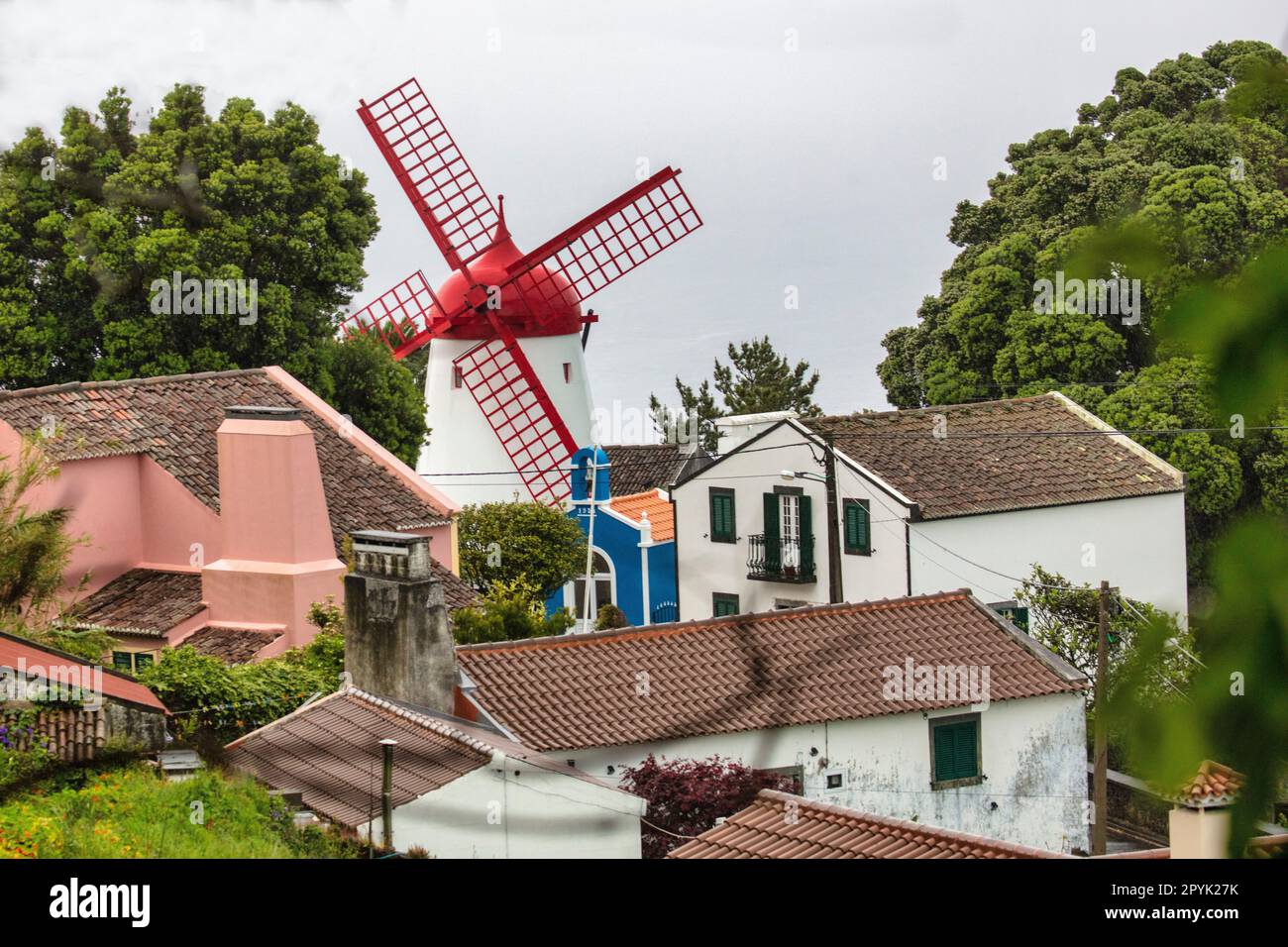 Portugal, Azoren, Insel Sao Miguel, Dorf Ajuda da Bretanha. Wiederhergestellte Windmühle für Mais. Stockfoto