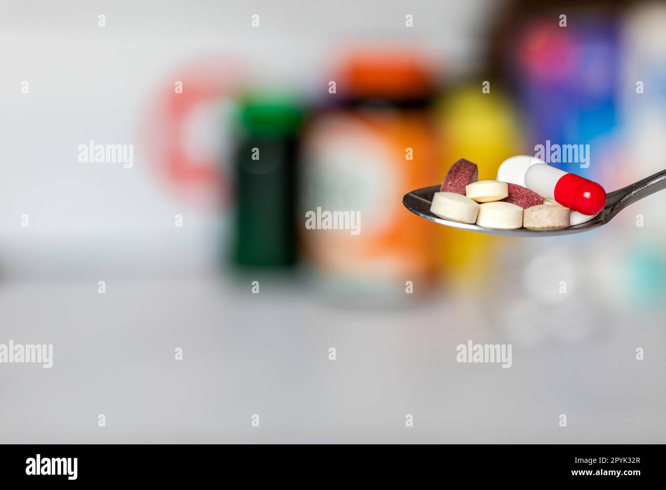 Gemischte pharmazeutische Medizin Pillen, Tabletten und Kapseln auf Löffel, Apotheken Hintergrund mit Kopierraum, Krankheit, Medikamente, Pille Behandlung Gesundheitskonzept Stockfoto