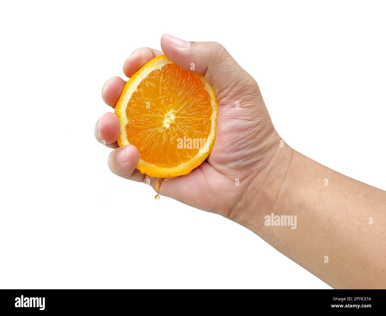 Ein Orange, isoliert auf weißem Hintergrund, mit der Hand zusammendrücken Stockfoto