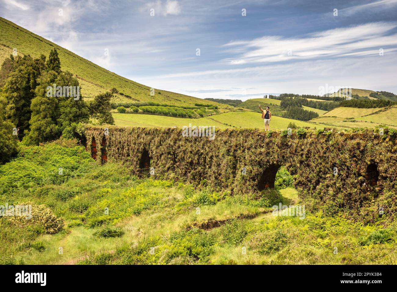 Portugal, Azoren, Insel Sao Miguel, Pico do Carva. Aquädukt. Der Mensch macht Selfie auf Aquädukt. Stockfoto