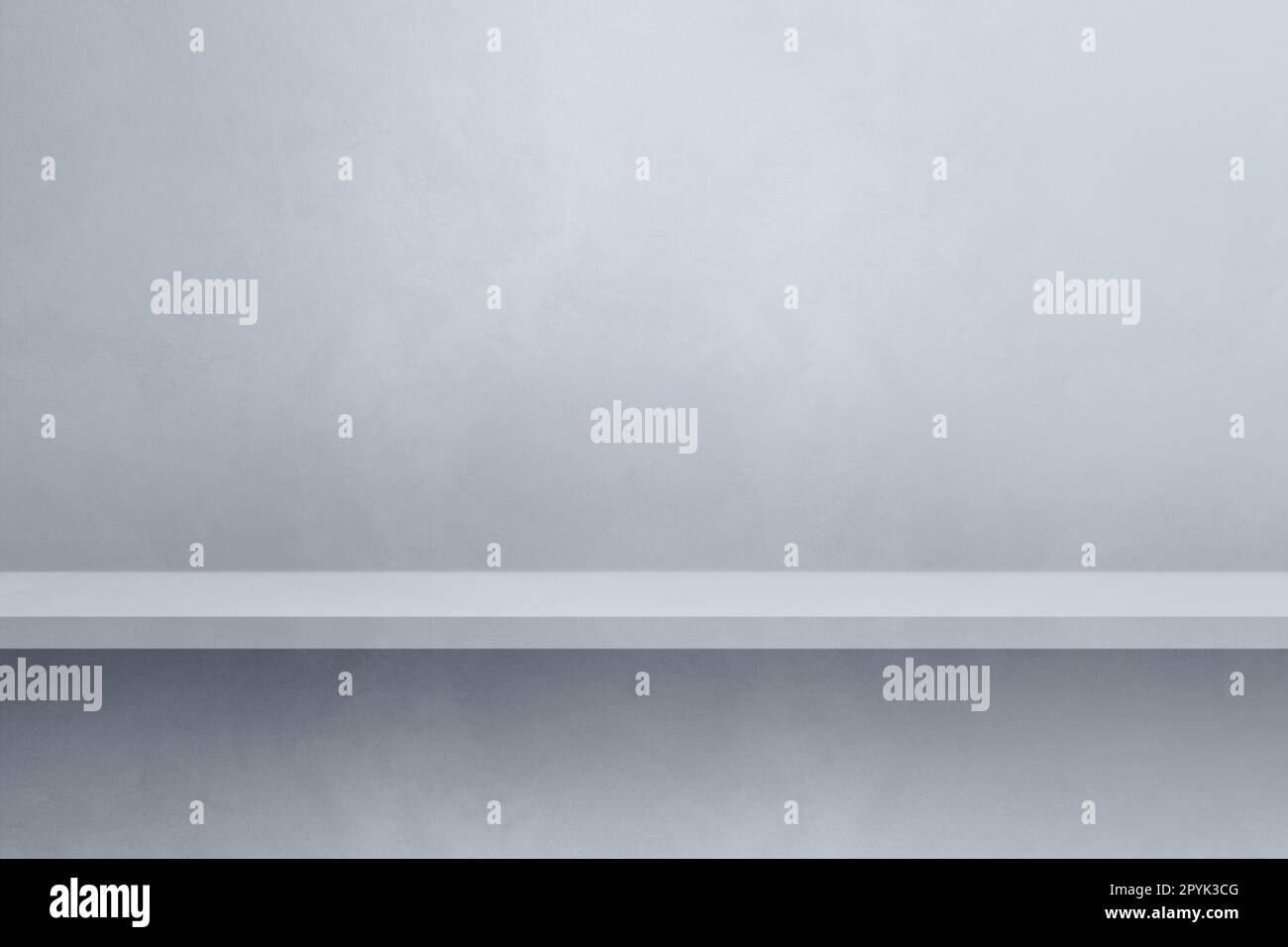 Leeres Regal auf einer hellgrauen Betonwand. Hintergrundvorlage. Horizontales Modell Stockfoto