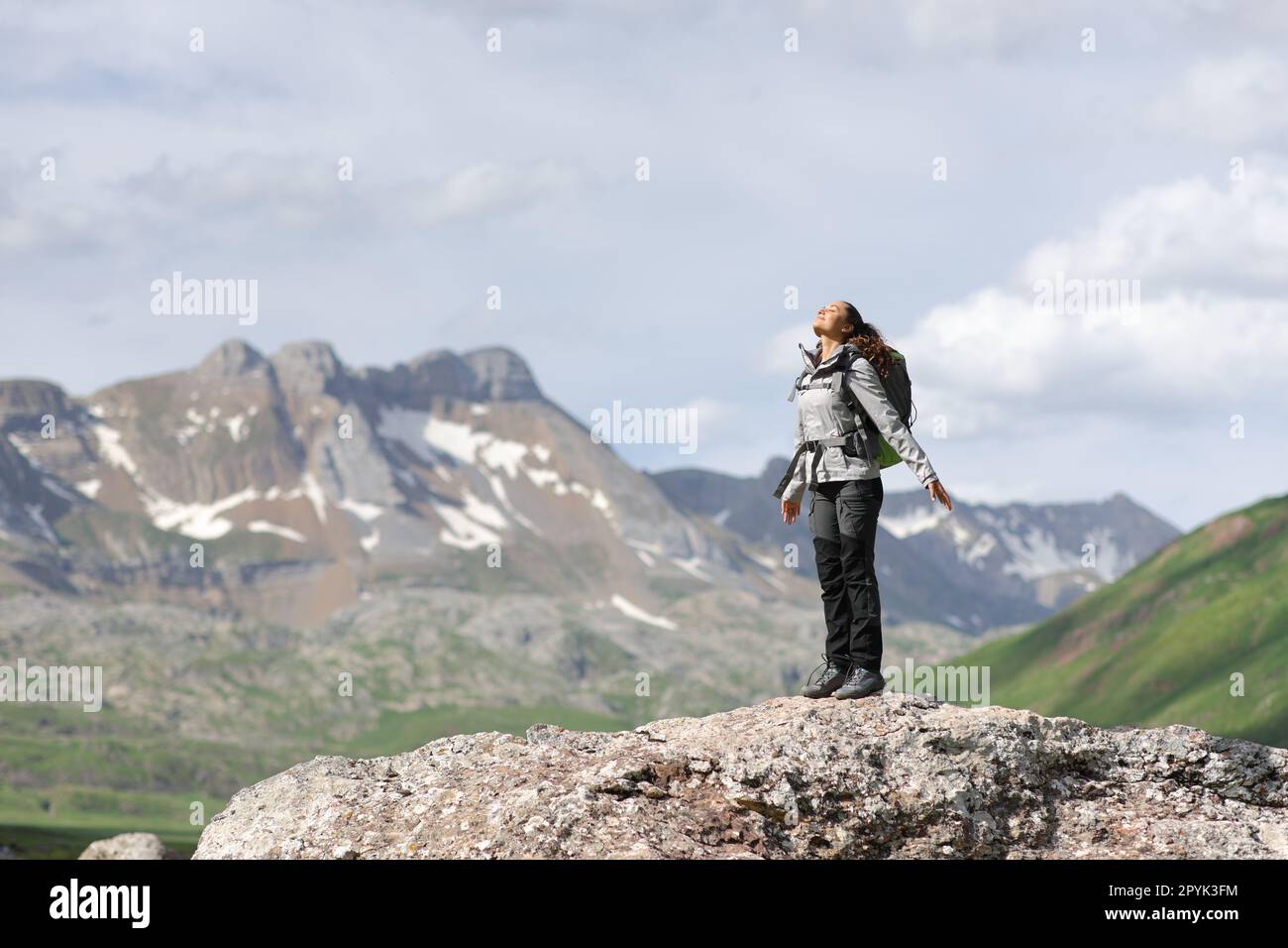 Wanderer atmen frische Luft auf dem Gipfel eines Berges Stockfoto
