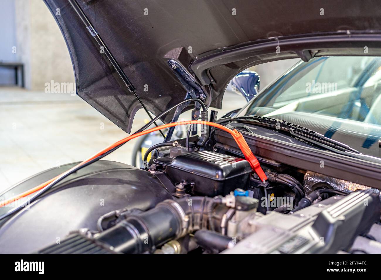 Aufladen der Autobatterie mit elektrischen Kabeln Stockfoto