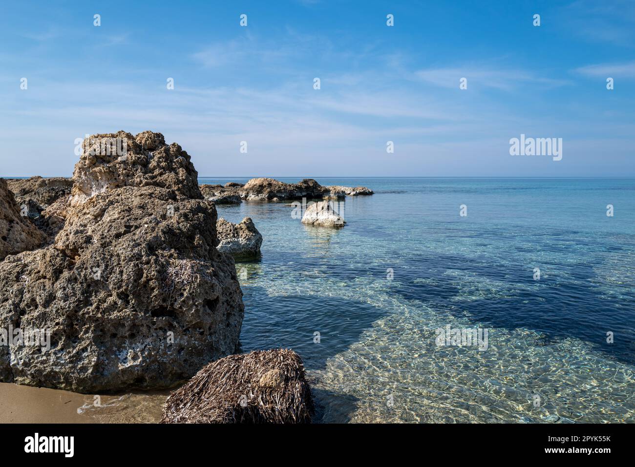 Ein ruhiger Strandabschnitt am Mittelmeer. Stockfoto