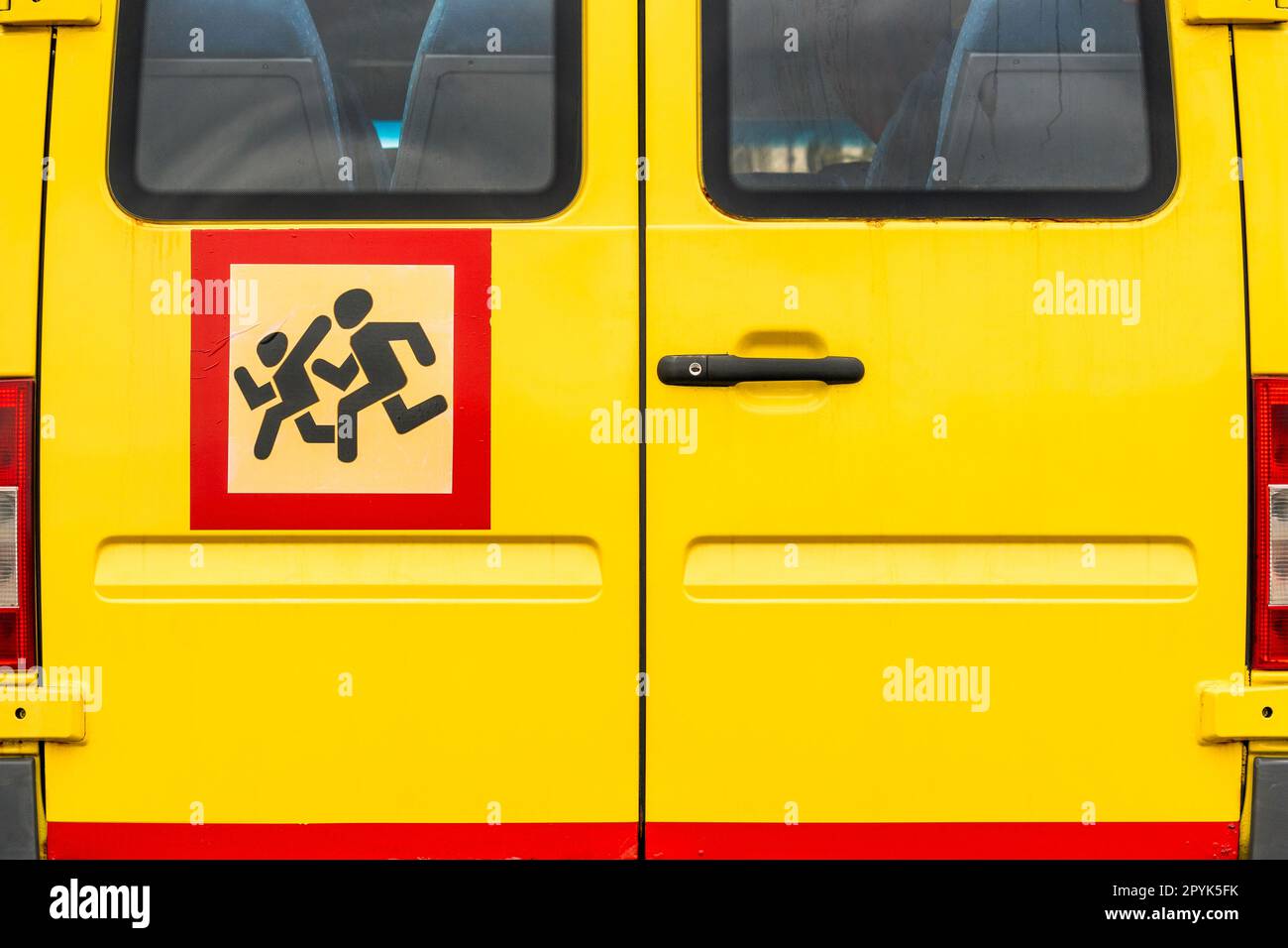Rückansicht des gelben Schulbusses Stockfoto