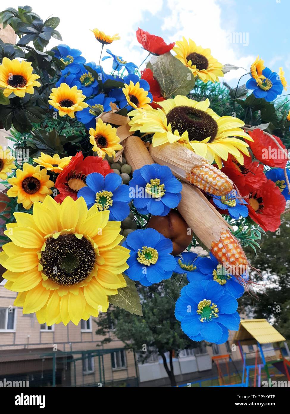 Dekoration künstlicher Blumen und Gemüse Stockfoto