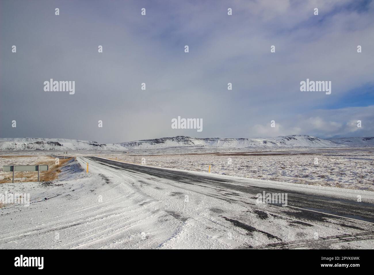 Wunderschöne Aufnahme einer Autobahn in einer verschneiten Berglandschaft Stockfoto