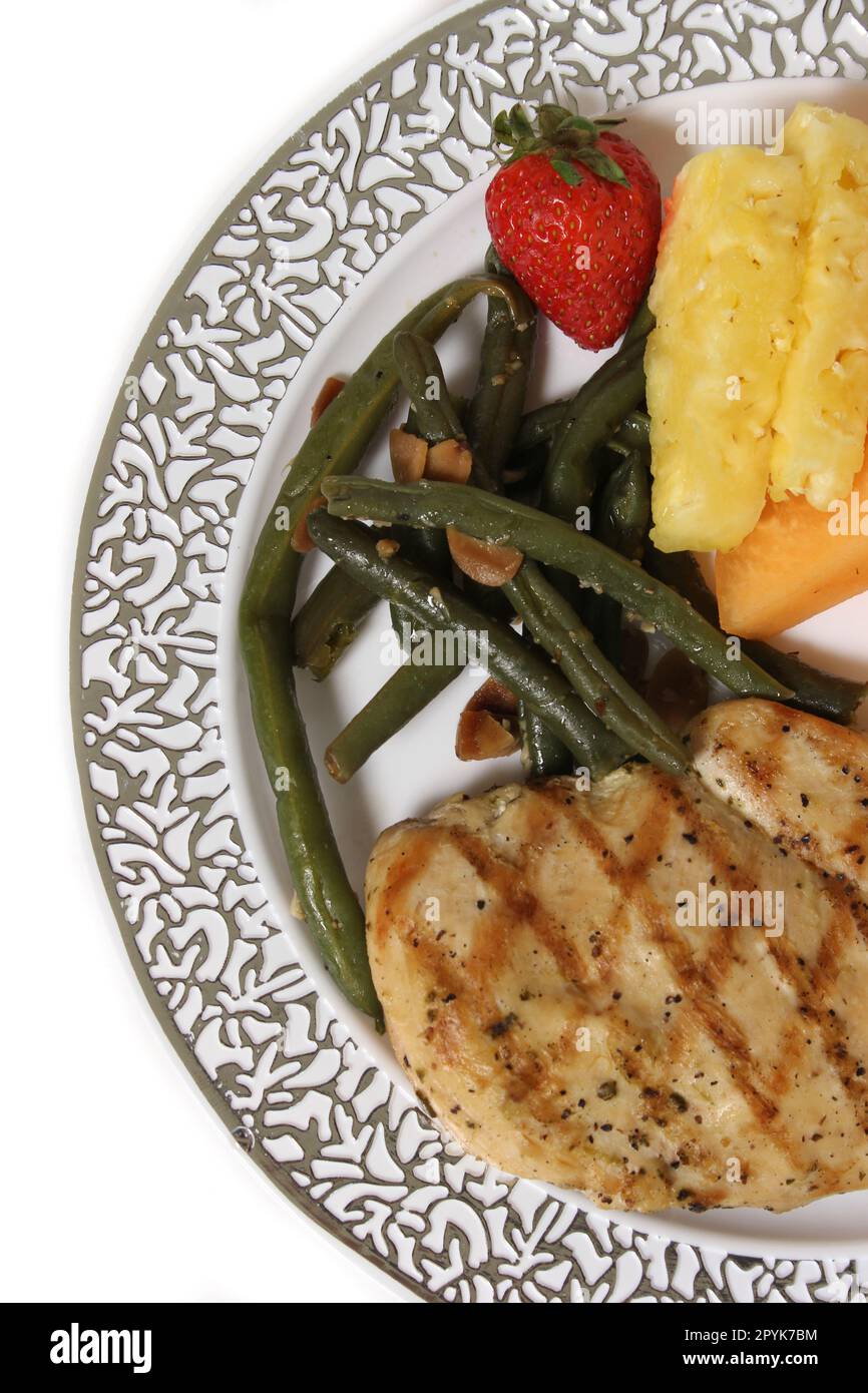 Abendessen mit Hühnchen und Gemüse mit Obst bei Wedding isoliert auf weißem Hintergrund Stockfoto