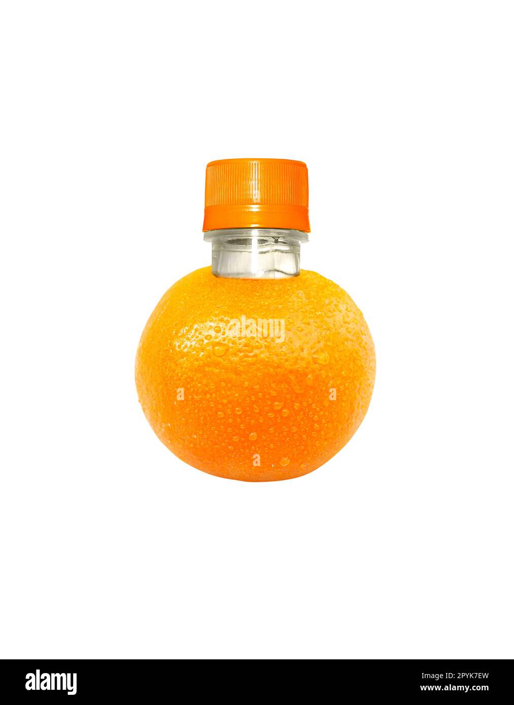 Flasche Orangensaft auf Orangenfrucht. Flach verlegt. Speisekonzept Stockfoto